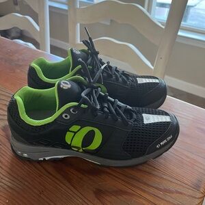 Men’s Pearl Izumi cycle shoes with cleats
